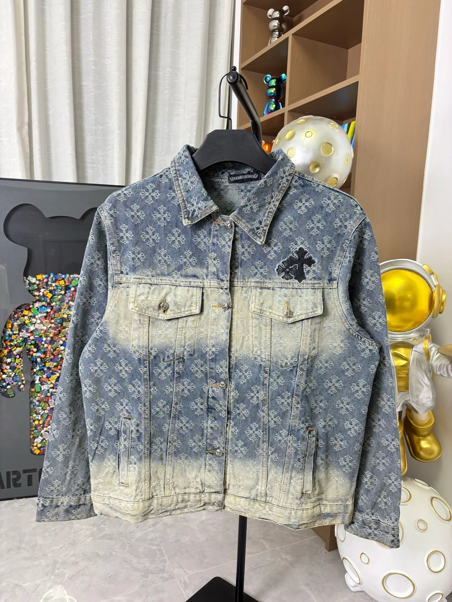 P340 Style No.: DC 150# ChromeHearts Heavy Steel Stamped Classic Sanskrit All-over Jacquard Hot-Diamond Denim Jacket for Men and Women New ChromeHearts Sanskrit Printed Custom Fabric Jacket Gradient Color Wash, Hot-Diamond Cross Denim Jacket on the Back is a very heavy-duty one. The top is made of heavy weight and the presbyopia is suitable for early autumn outings. The denim fabric can be directly machine washed without deformation. It also looks high-end when washed and aged. Power style wear The gradient color is super high-end when you snap it into the mirror💕 Each diamond shines with a unique light, as if telling a fashion story✨The steel-printed jacquard adds a three-dimensional and artistic sense, making this jacket instantly unique.  Size: s m l xl (Picture 9️⃣)